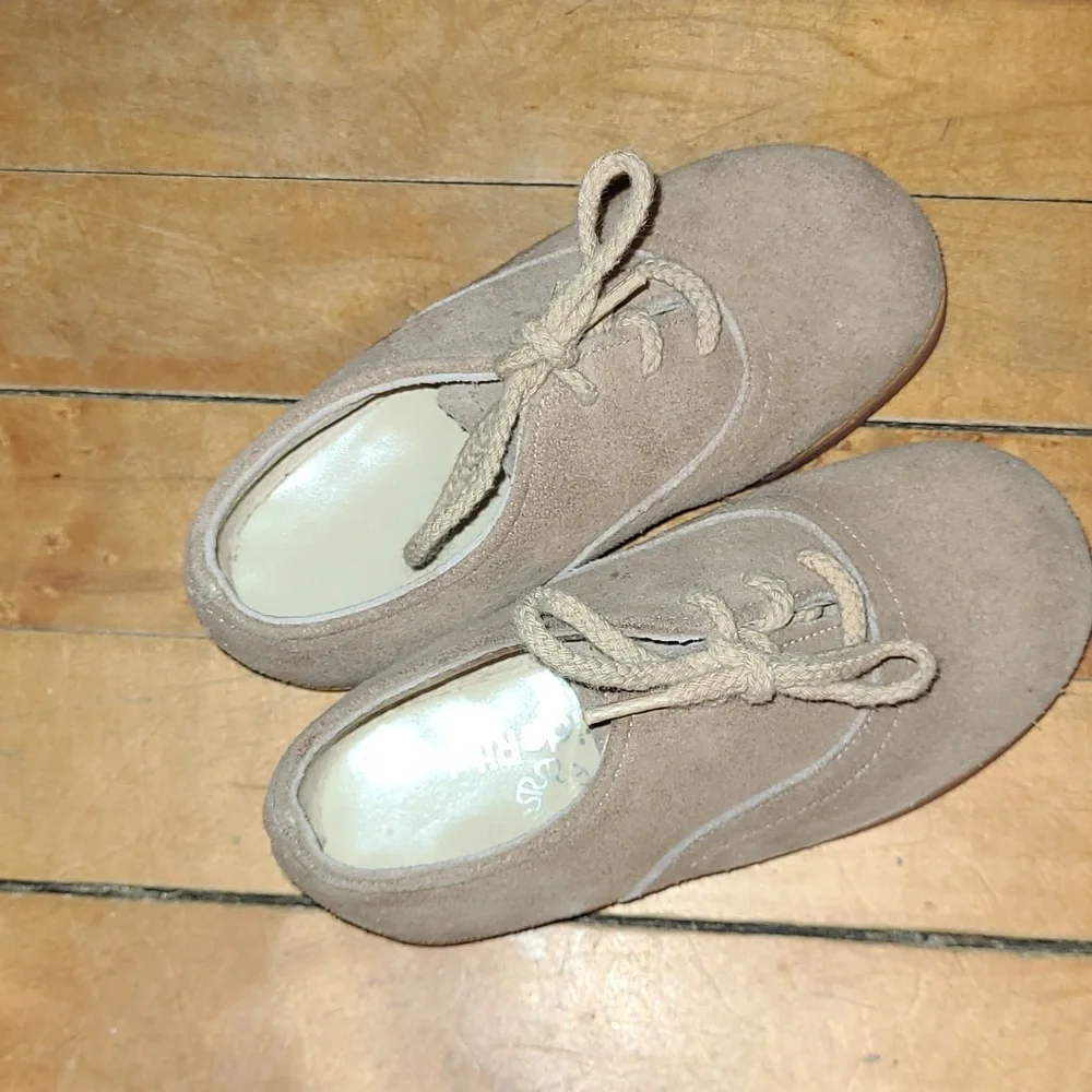 Stride Rite Size 5 Oxford Loafer.